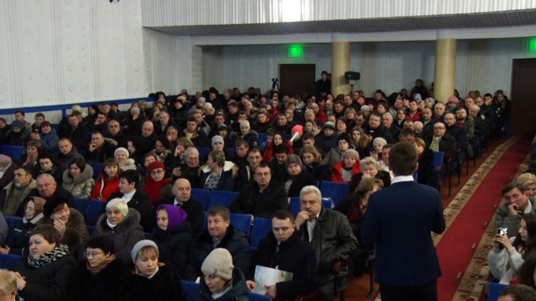 Громадські слухання в Баранівці: кількасот людей вимагали закриття Понінківського заводу