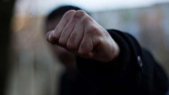 У Ружинській громаді чоловіку загрожує до 3 років позбавлення волі за побиття односельця