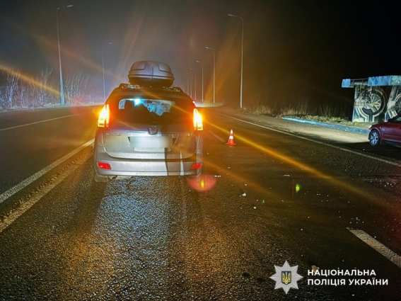 У Житомирському районі під колеса легковика потрапила пішохідка: поліцейські розпочали розслідування