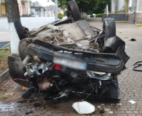 В Овручів ВАЗівка зіткнулася з огорожею, травми отримали двоє людей
