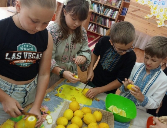 В Овруцькій громаді на підтримку воїнів діти підготували малюнки з побажаннями, обереги та навіть «Вітамінну бомбу для ЗСУ»