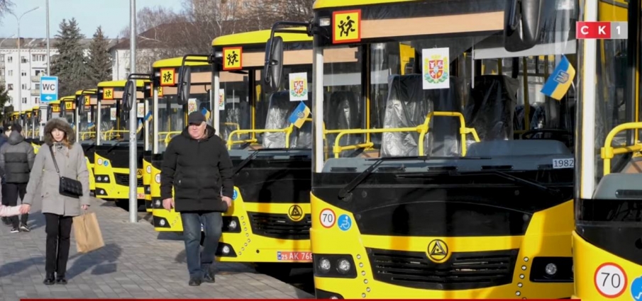 У Житомирі придбали та передали 28 нових шкільних автобусів для громад області (ВІДЕО)