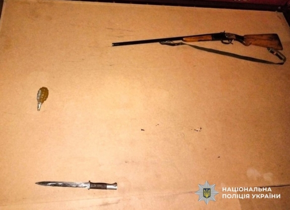 Гранати, рушницю та набої: в Ушомирській громаді 37-річний чоловік ховав зброю під матрацом
