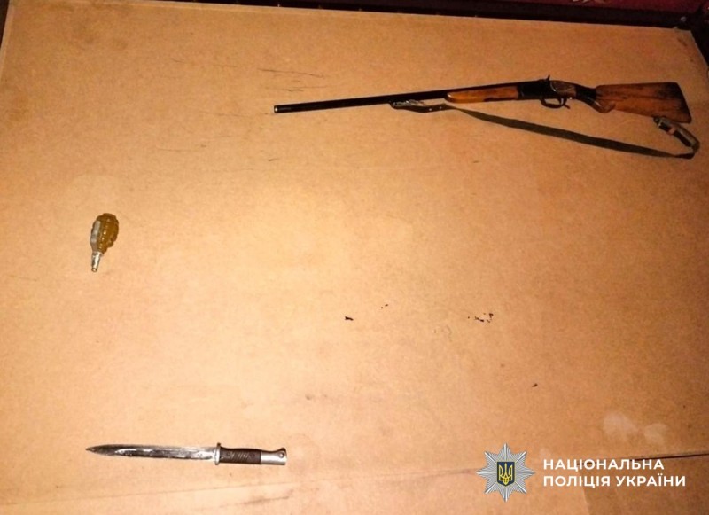 Гранати, рушницю та набої: в Ушомирській громаді 37-річний чоловік ховав зброю під матрацом