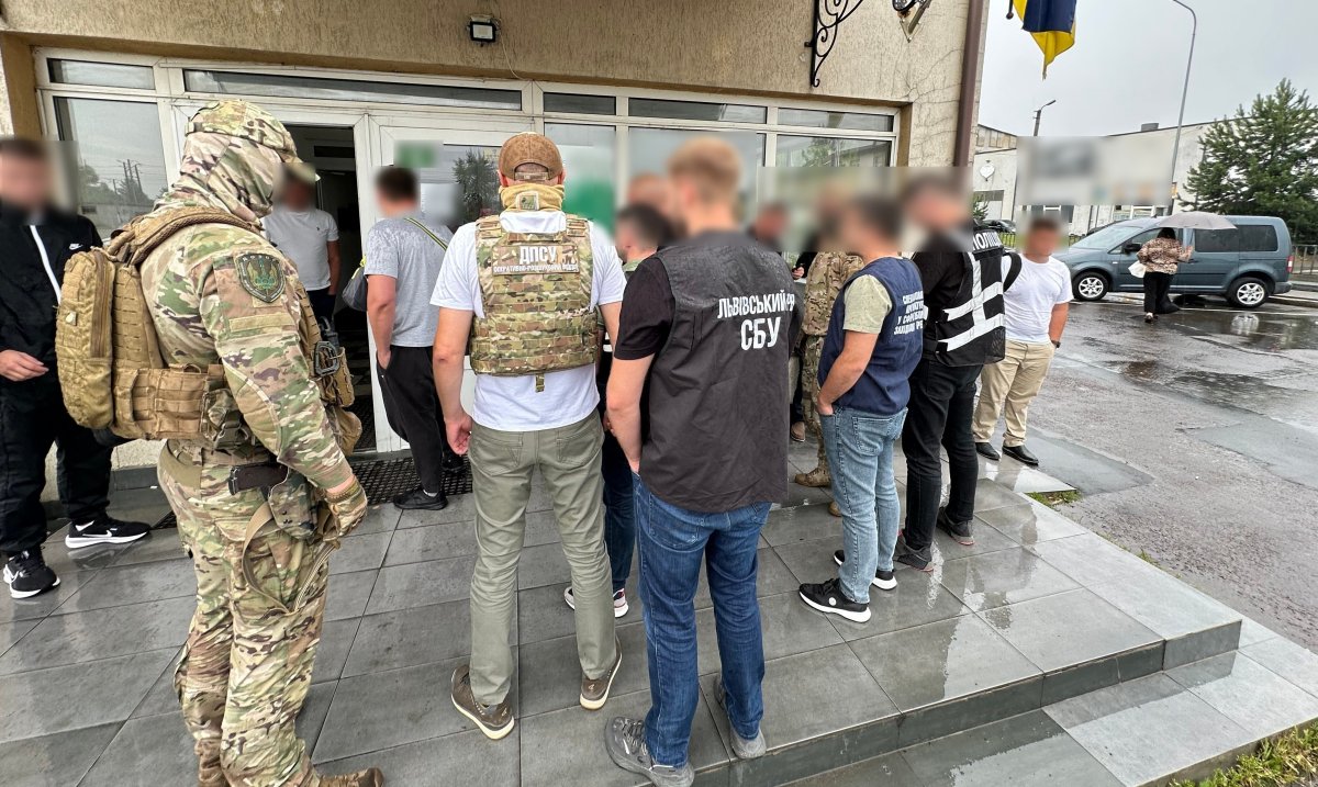 У Львові «на гарячому» затримали жителя Житомирської області, який пропонував за 15-20 тис. доларів незаконний виїзд з України