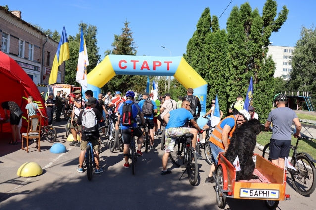 Веломотопробіг для підтримки переселенців: Житомиряни проїхали 20 км, щоб купити дітям велосипеди (ВІДЕО)
