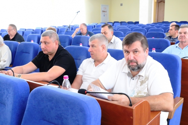 У Звягелі відбулася позачергова сесія: присвоїли загиблим Героям звання «Почесний громадянин» та підтримали постраждалих від російської агресії