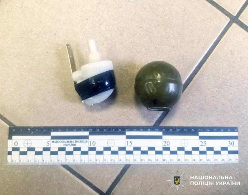 Ходив із гранатою в кишені: у Хорошеві затримали 51-річного чоловіка з вибухонебезпечним предметом