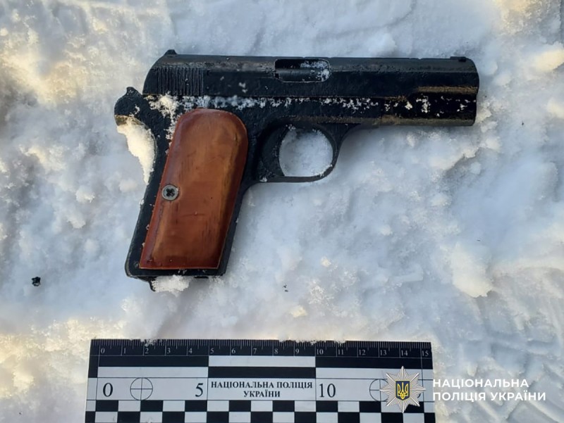 У Коростені в 51-річного чоловіка вилучили пістолет та набої