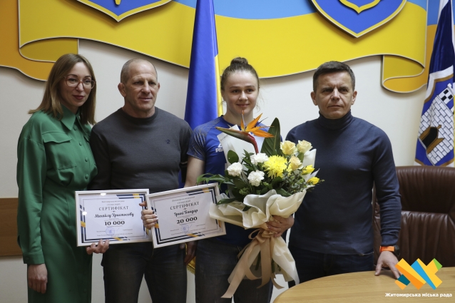 У Житомирі вручили грошові винагороди борчині Ірині Бондар та її тренеру Михайлу Христософу