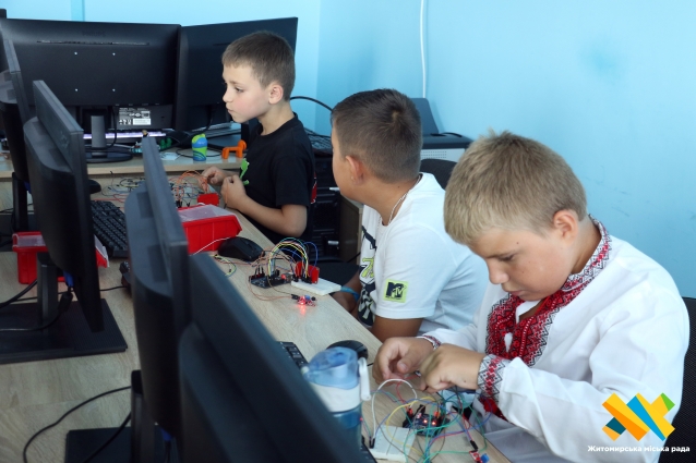 Діти із сімейних форм навчання завершили курс занять з робототехніки (ФОТО)
