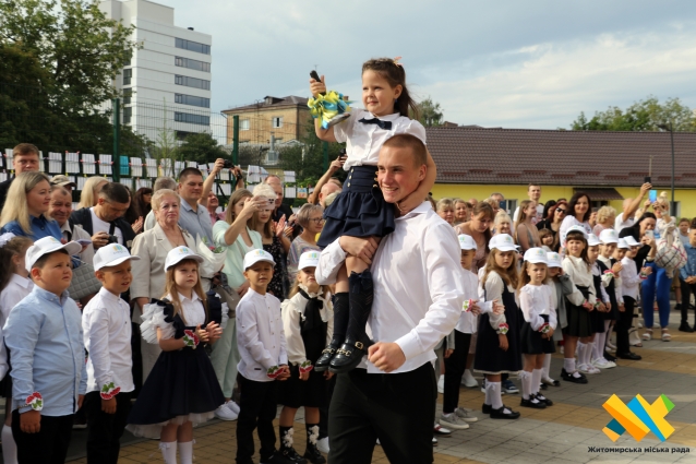 У Житомирі відбулося свято першого дзвоника у ліцеї №3, цьогоріч понад сто першачків поповнили шкільну родину (ФОТО)
