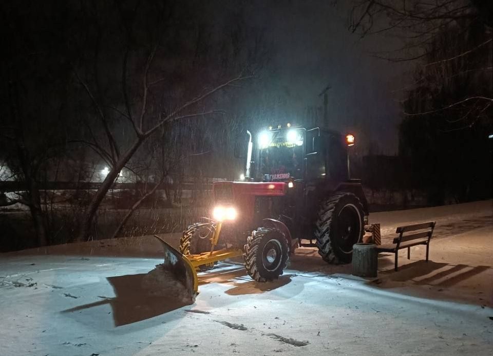 У Житомирі триває протиожеледна обробка та розчищення доріг і тротуарів від снігу