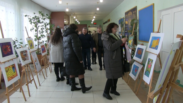 Юні художники із Олевська відтворили картини Марії Примаченко: що із цього вийшло (ВІДЕО)