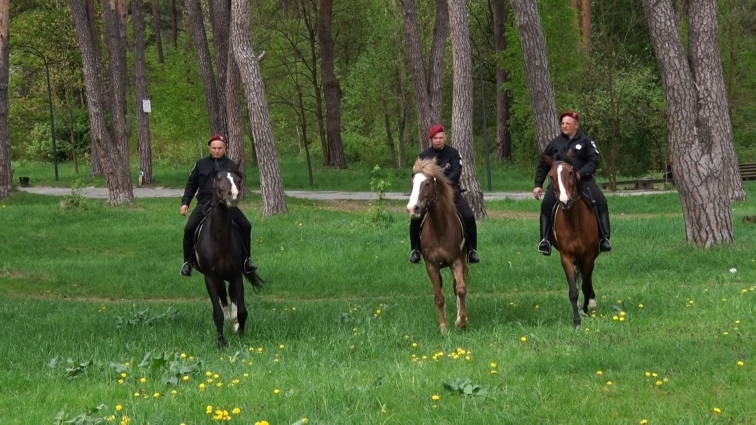 У Житомирському гідропарку патрулюють кінні кавалеристи