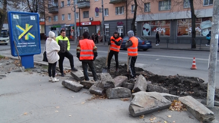 У Житомирі знову взялися за ремонт вулиці Київської: коли планують завершити (ВІДЕО)