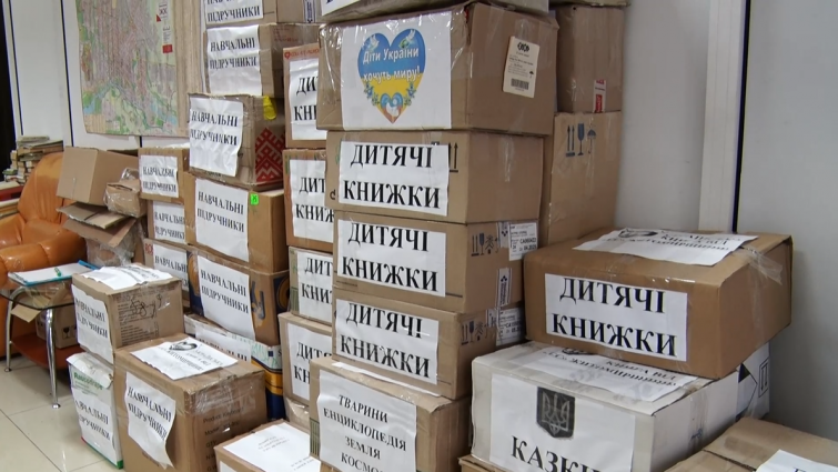 Відновити українське: на Харківщину відправили книги рідною мовою, які окупанти намагались знищити (ВІДЕО)