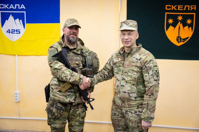 Молодший сержант Андрій Ковтонюк отримав нагороду від головнокомандувача ЗСУ Олександра Сирського