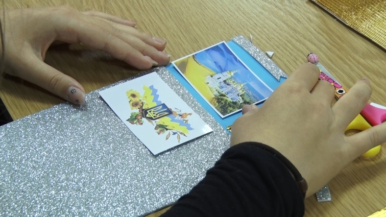 В рамках акції «Крила захисту» для воїнів ОСС діти виготовляли вітальні листівки