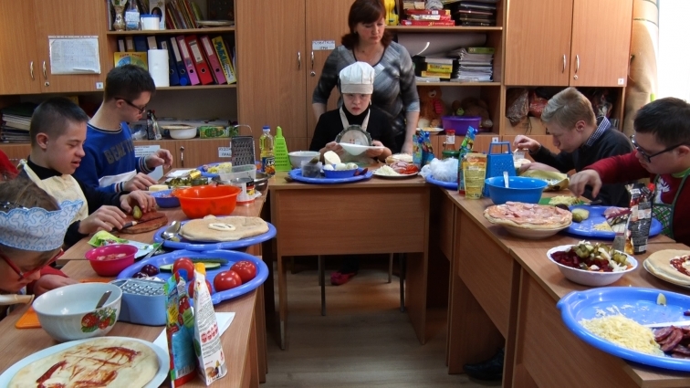 В одному з підліткових клубів у Житомирі влаштовують кулінарні курси для діток з синдромом Дауна