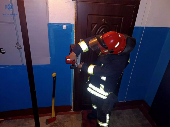 У Житомирі фахівці ДСНС допомогли відчинити двері в квартирі де перебувала жінка, яка не могла ходити