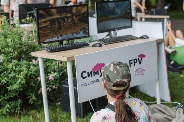 У Житомирі в гідропарку працюватимуть інтерактивні локації, де можна спробувати заправити та посадити літак