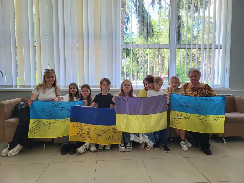Родина ДБСТ передала гостинці пораненим військовим у Житомирі