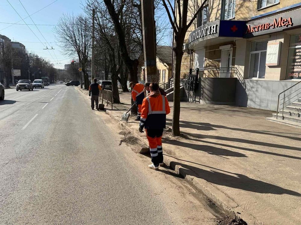 У Житомирі понад тиждень триває комплексне прибирання міста після зимового періоду