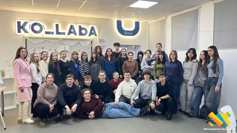 «Склеєні незламністю»: у Житомирі відбулась інтерактивна артакція до роковин початку повномасштабної війни