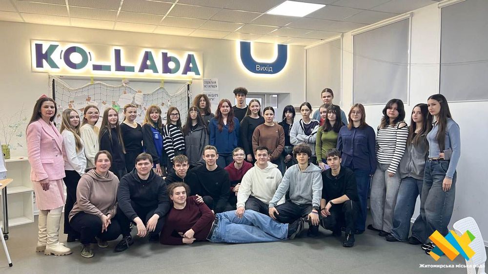 «Склеєні незламністю»: у Житомирі відбулась інтерактивна артакція до роковин початку повномасштабної війни