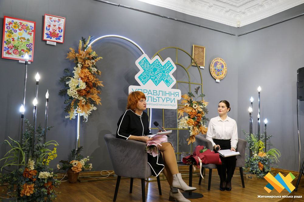 «Відродження з попелу»: у Житомирі відкрилася виставка петриківського розпису Інни Лібович