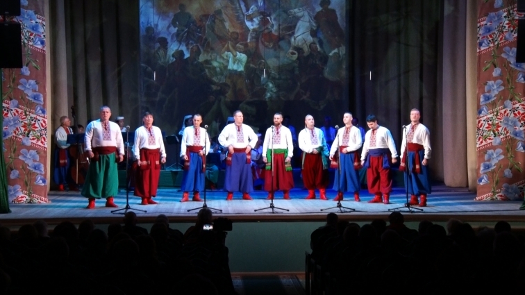 «Під Покровом козацького духу»: ансамбль «Льонок» представив феєричне театралізоване дійство