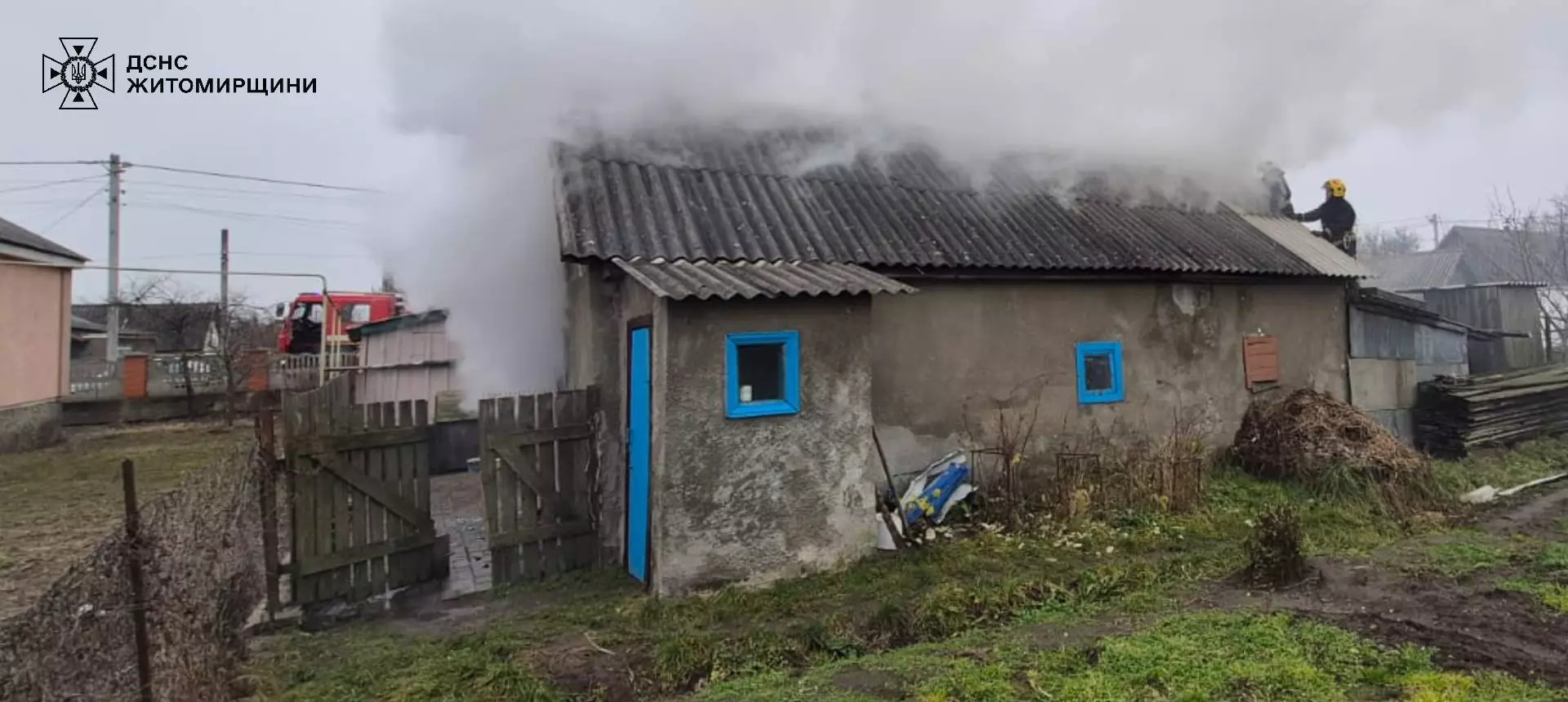 У Малині рятувальники ліквідували пожежу в літній кухні та врятували чотирьох кроликів