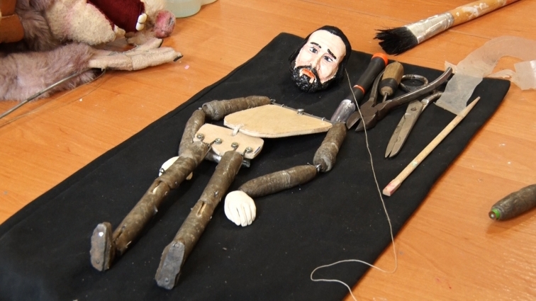 Житомирський лялькар розробив ідею створення екологічних маріонеток із переробленого пластику