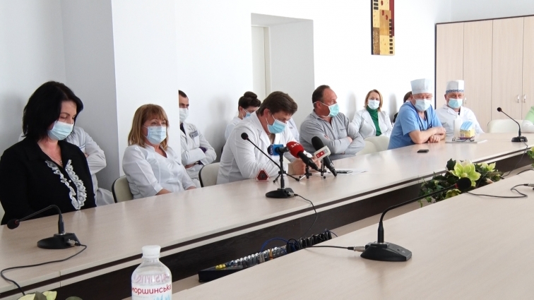 Лікарі обласної лікарні зібрали брифінг на підтримку генерального директора Богдана Леськіва