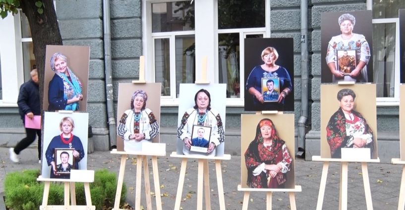 На Михайлівський презентували фотовиставку мам загиблих воїнів
