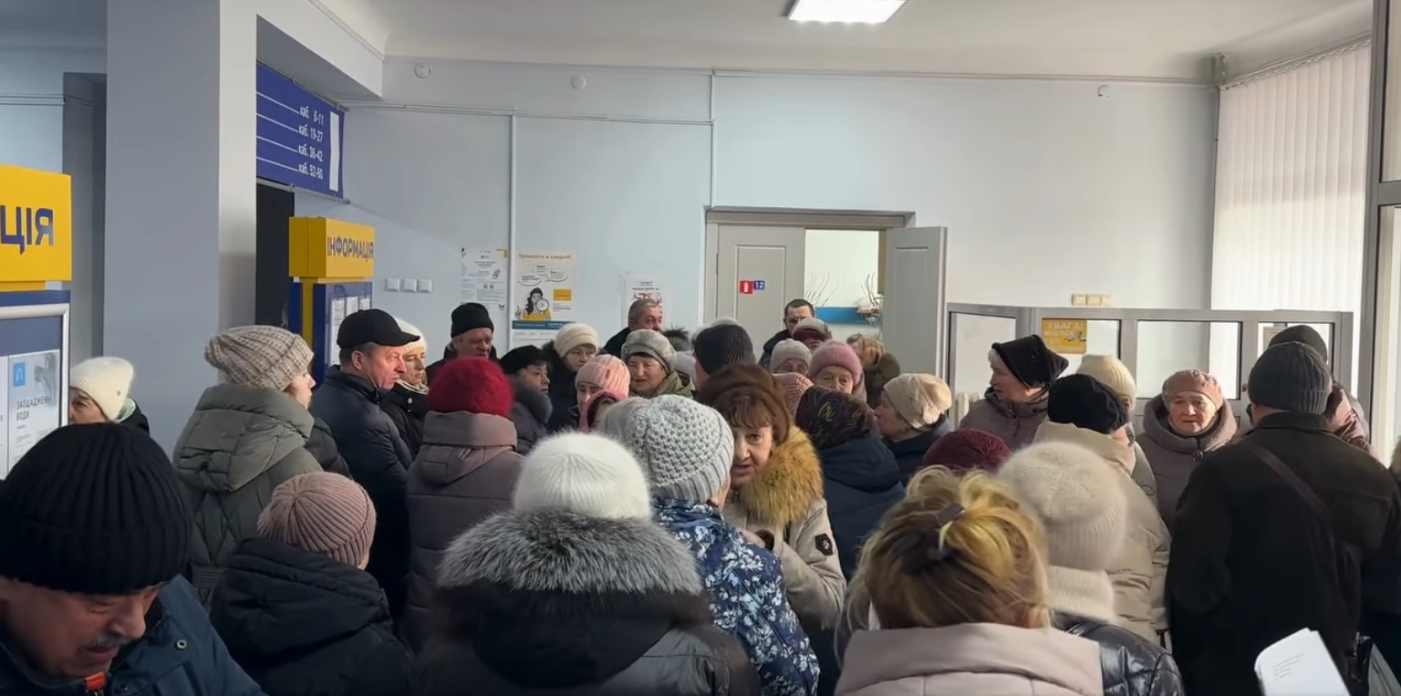 У Коростені відбувся черговий мітинг пенсіонерів-чорнобильців: люди вимагали відновлення пенсійних доплат (ВІДЕО)