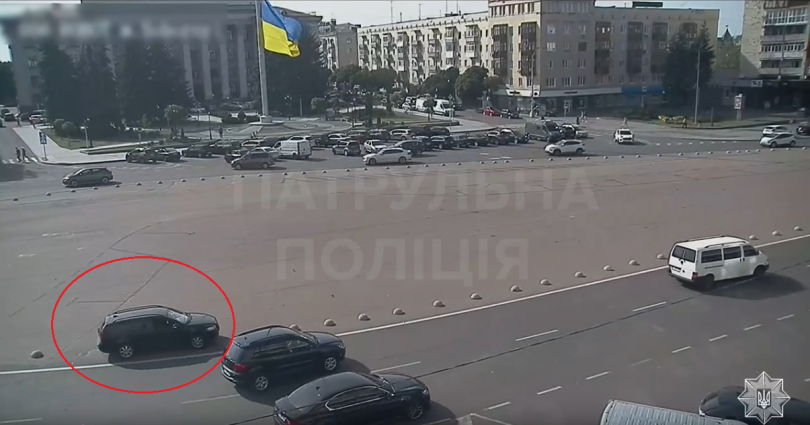 У Житомирі нетверезий керманич на майдані Соборному наїхав на півсферу: на водія склали адміністративні матеріали (ВІДЕО)