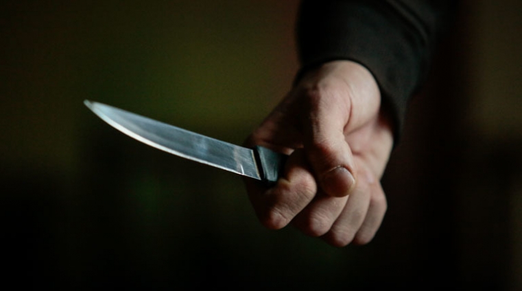 Втік та ховався від поліцейських в шафі: у Житомирі затримали чоловіка, який вдарив ножем перехожого