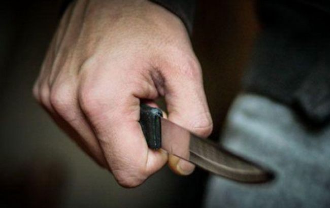 У Житомирі на Крошні чоловік під час сварки поранив ножем гостя та співмешканку
