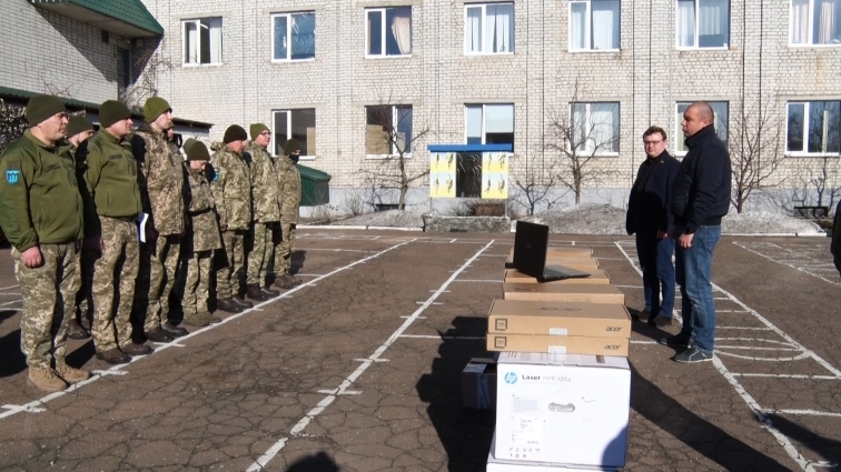 Команда «Слуга народу» передала оргтехніку для територіальної оборони Житомирщини