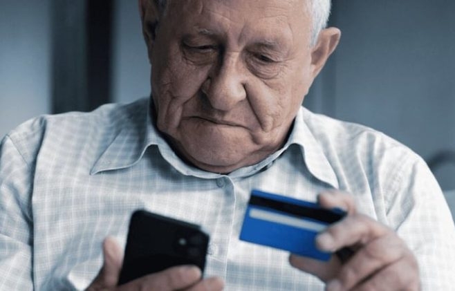 У Бердичеві, повіривши шахраям, пенсіонер втратив понад 100 тис. грн. з банківського рахунку