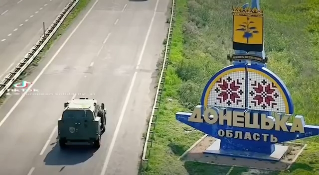 5-й Президент України передав обіцяні броньовані авто на фронт: які вони на вигляд (ВІДЕО)