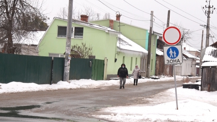 Не зважають на заборонний знак: у Житомирі люди вимагають обмежити проїзд на пішохідній вулиці