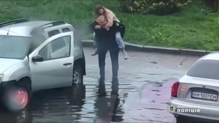 У Житомирі правоохоронець врятував дівчину від води та на спині доніс її до авто (ВІДЕО)