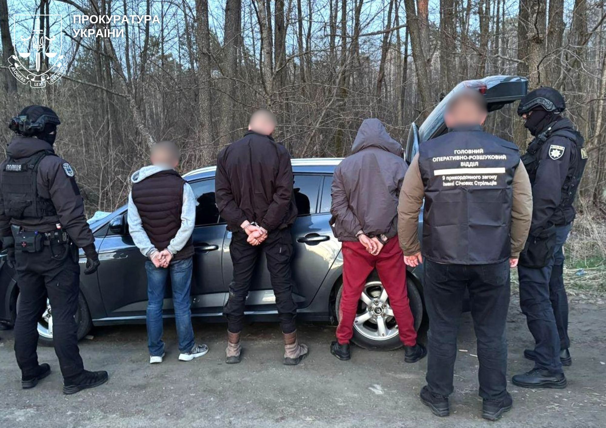 Прокурори повідомили про підозру водію, який перевозив чоловіків до державного кордону України за грошову винагороду