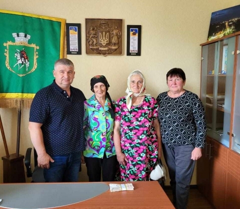 Мати загиблого Героя з Олевської громади допомогла придбати Starlink та генератор для військового з Лопатич