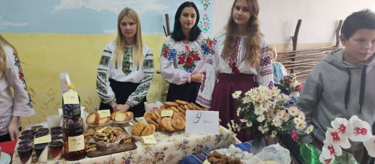У селі Михайлівка Коростенського району відбувся шкільний ярмарок на підтримку воїнів ЗСУ