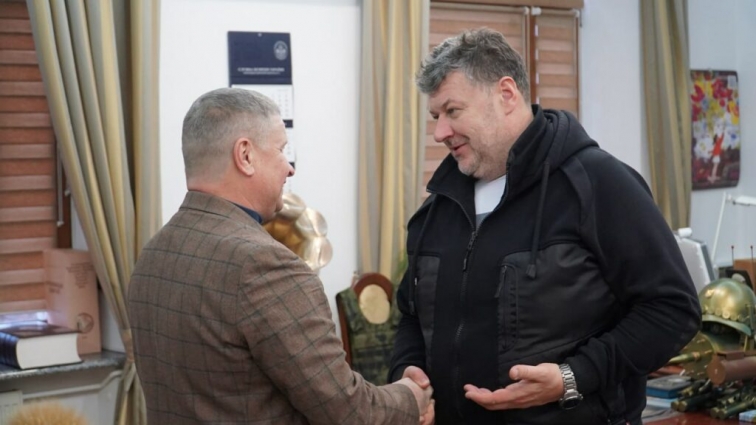 Віталій Бунечко нагородив волонтера Олега Бабкіна почесною відзнакою ЖОВА