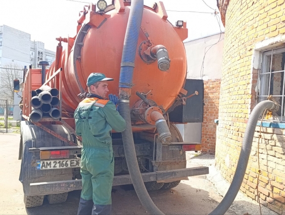 Працювали 21 годину: фахівці КП «Житомирводоканал» покращували каналізаційну інфраструктуру мікрорайону Польова